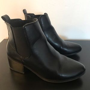A New Day Size 7 Black Heeled Chelsea Boot